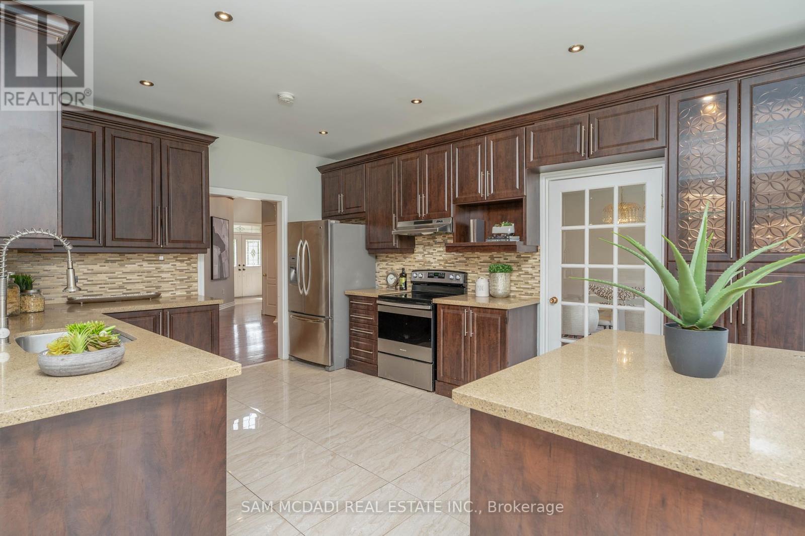 5914 Long Valley Rd, Mississauga, Ontario  L5M 6J6 - Photo 6 - W8289650