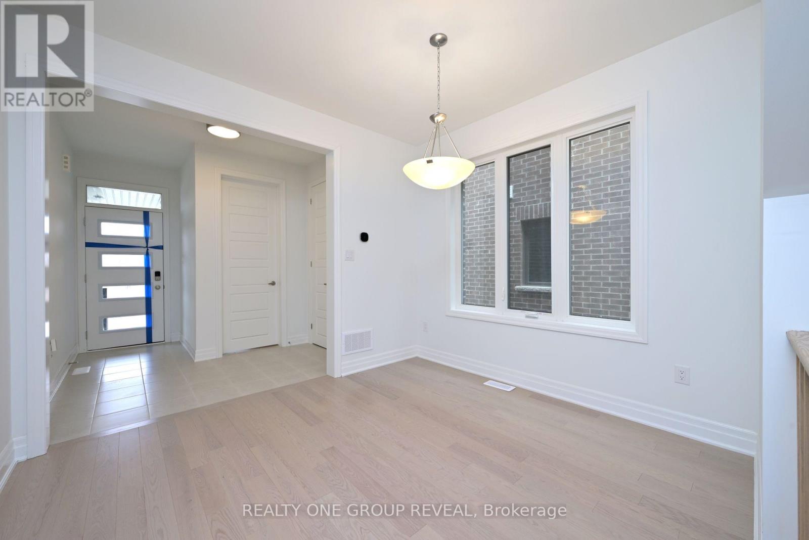 27 Greenridge Crescent, Markham, Ontario  L6C 3M1 - Photo 3 - N12135066