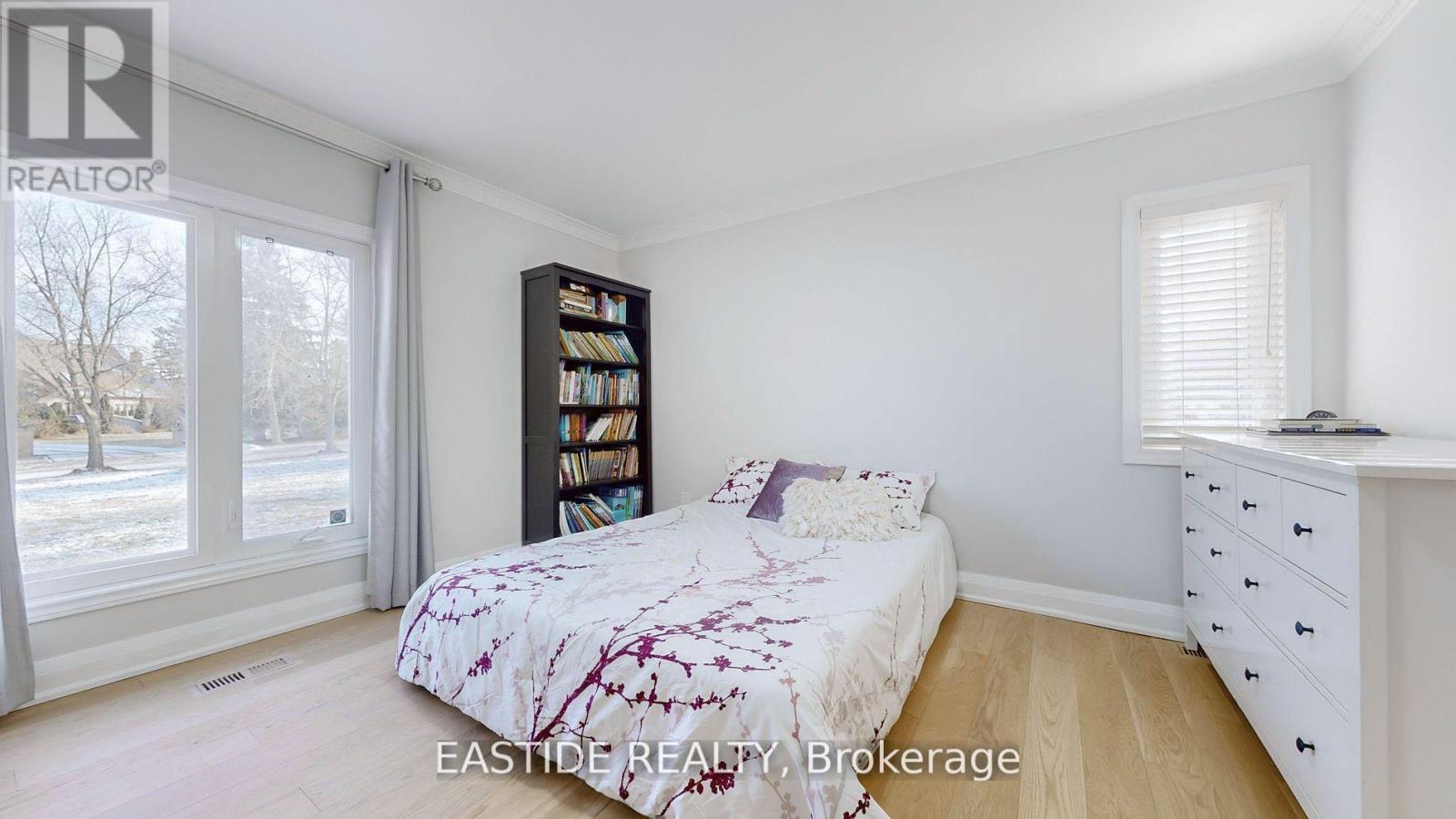8 Ridgewood Drive, Richmond Hill, Ontario  L4E 3M1 - Photo 5 - N12147520