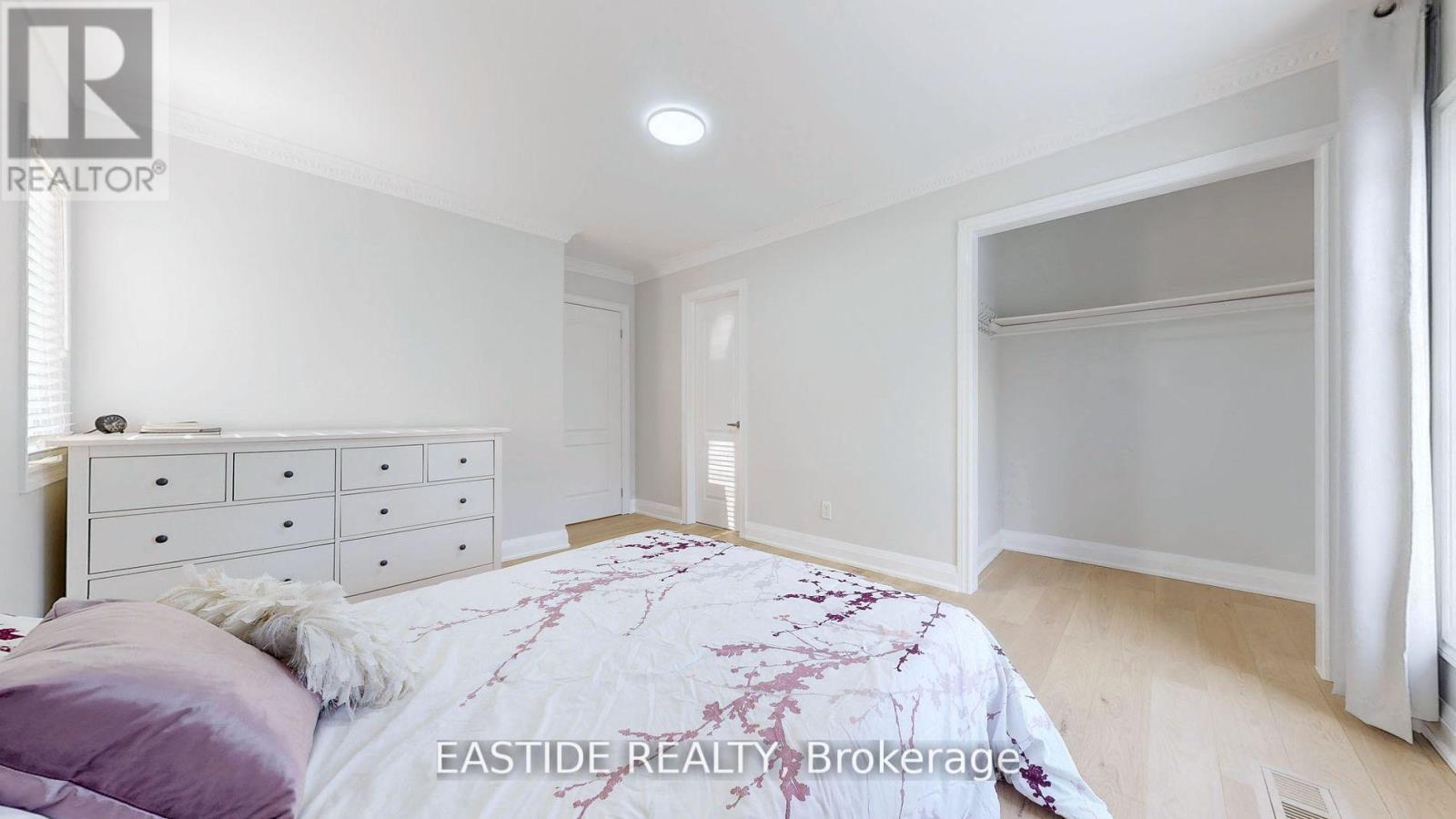 8 Ridgewood Drive, Richmond Hill, Ontario  L4E 3M1 - Photo 8 - N12147520