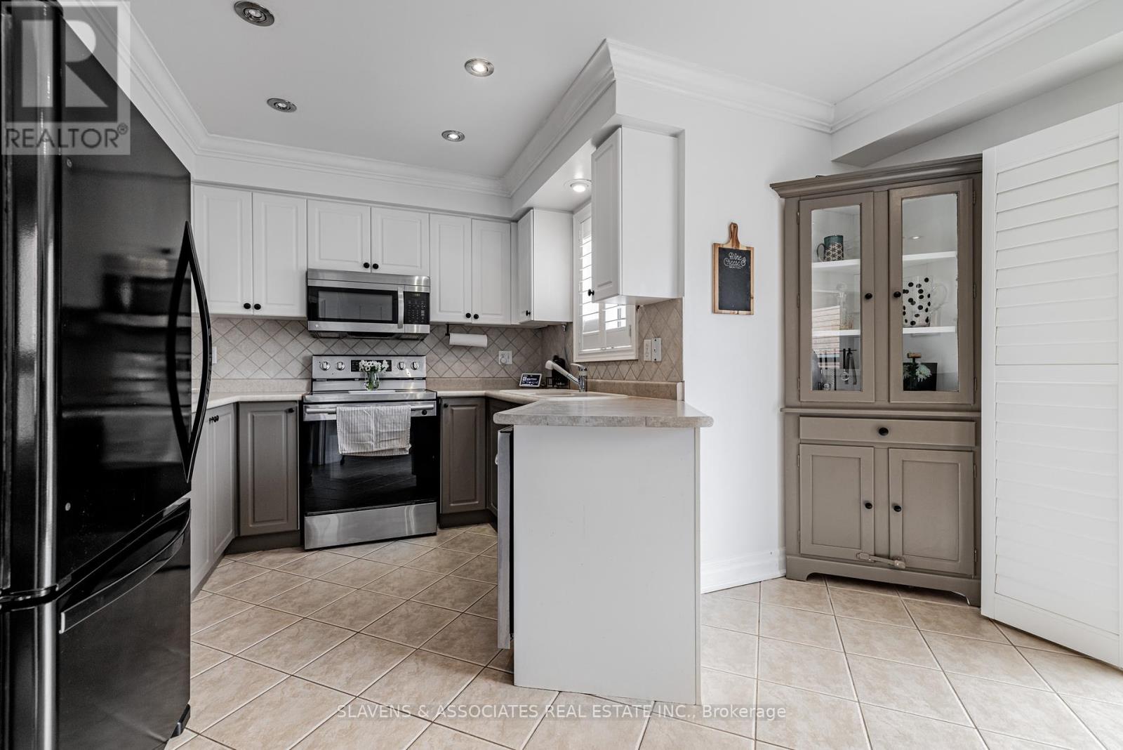11 Bestview Crescent, Vaughan, Ontario  L6A 3S8 - Photo 10 - N12178007