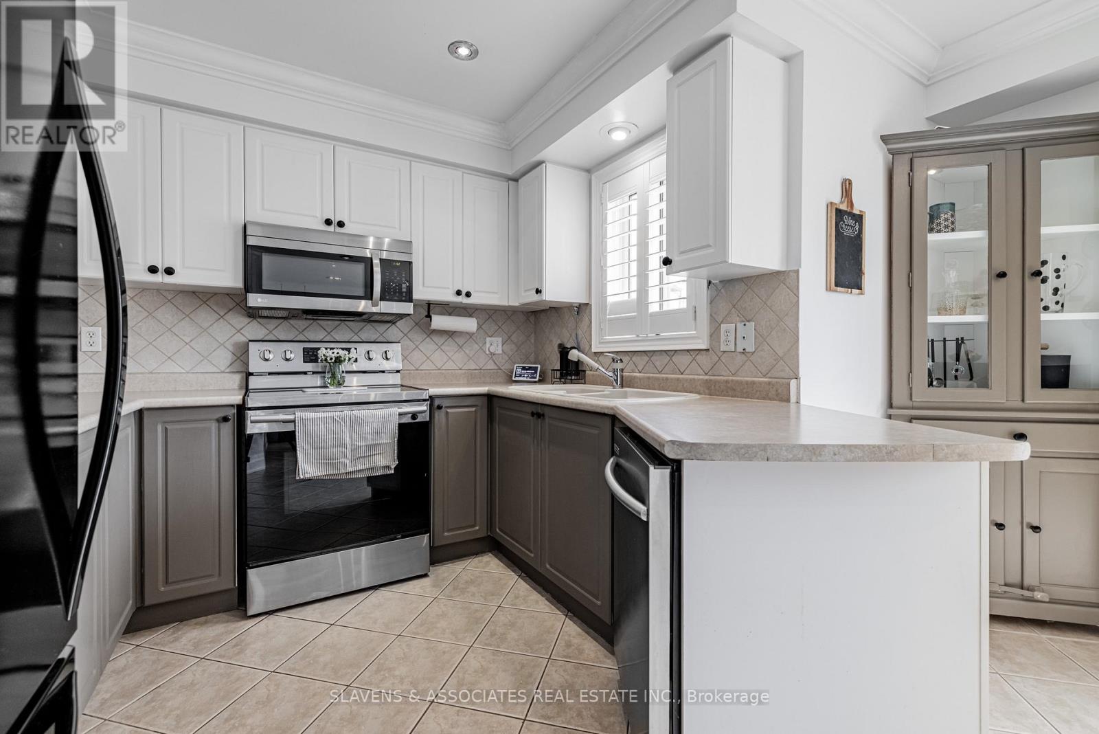 11 Bestview Crescent, Vaughan, Ontario  L6A 3S8 - Photo 14 - N12178007