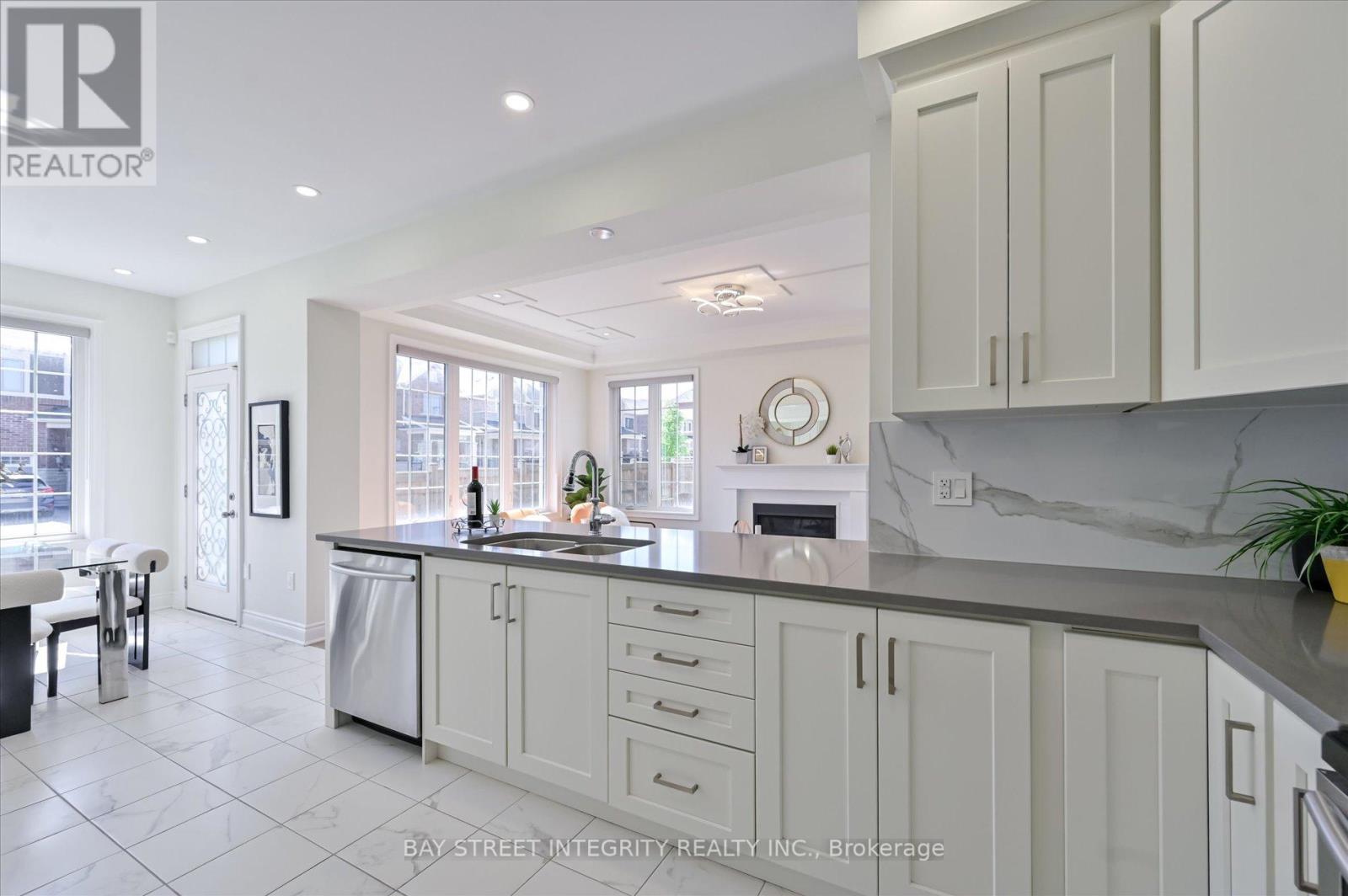 61 Hartney Drive, Richmond Hill, Ontario  L4S 0J9 - Photo 8 - N12181329