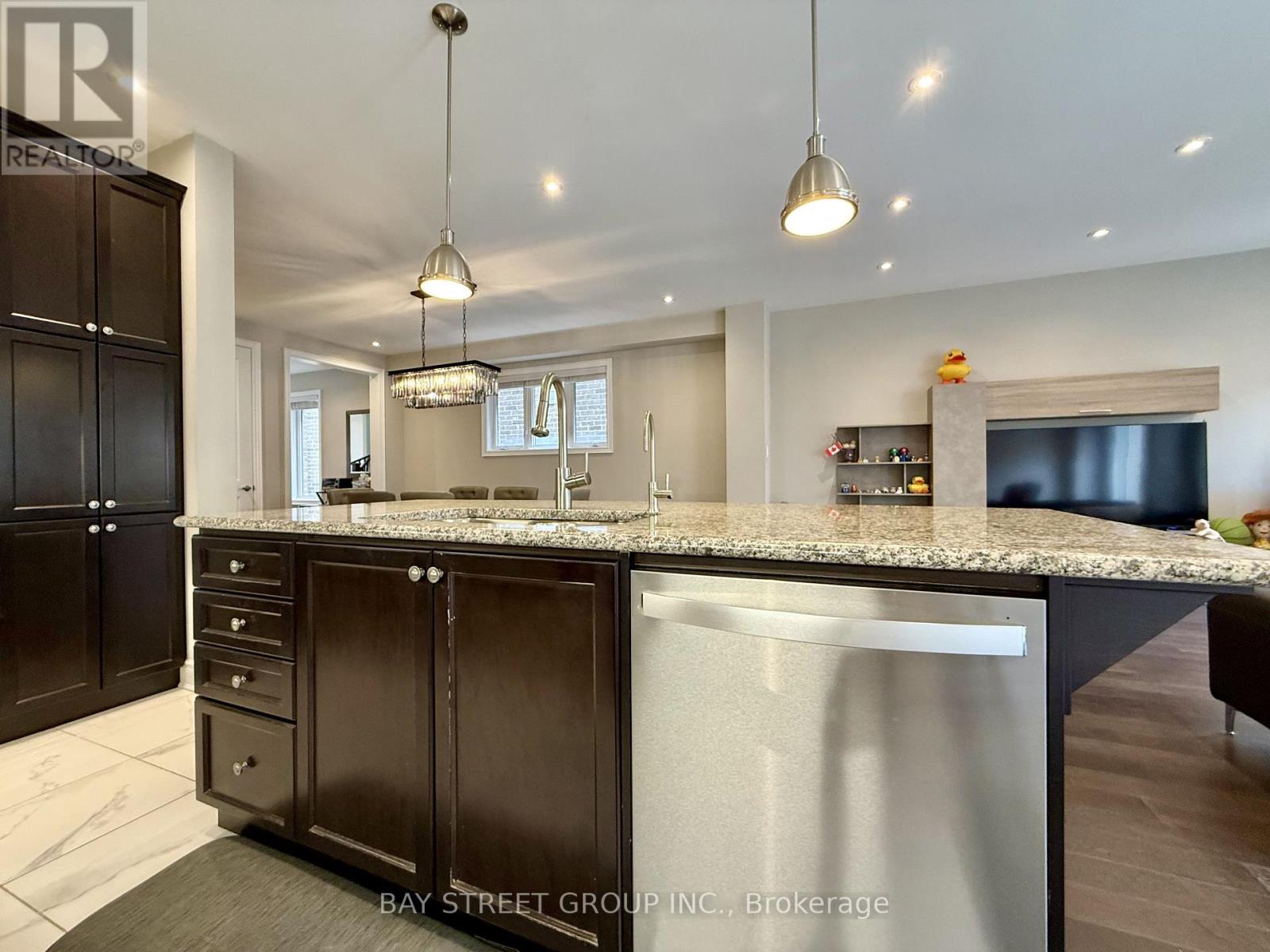 67 Hartney Drive, Richmond Hill, Ontario  L4S 0J9 - Photo 8 - N12187745