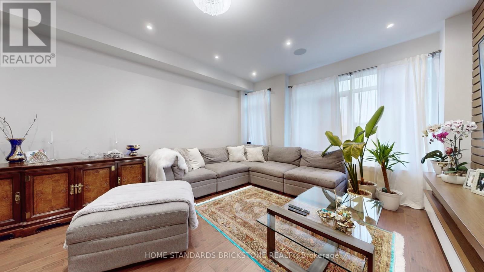 215 Salterton Circle, Vaughan, Ontario  L6A 4Z2 - Photo 4 - N12208204