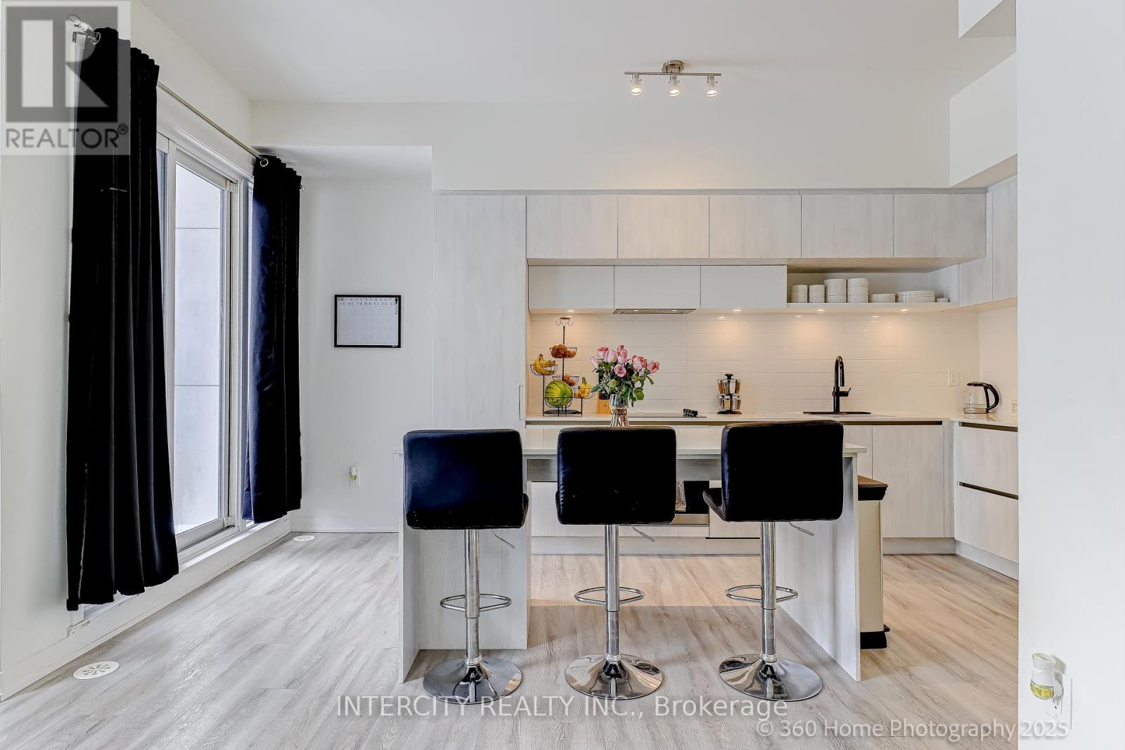 1504 - 11 David Eyer Road, Richmond Hill, Ontario  L4S 0N3 - Photo 2 - N12777446