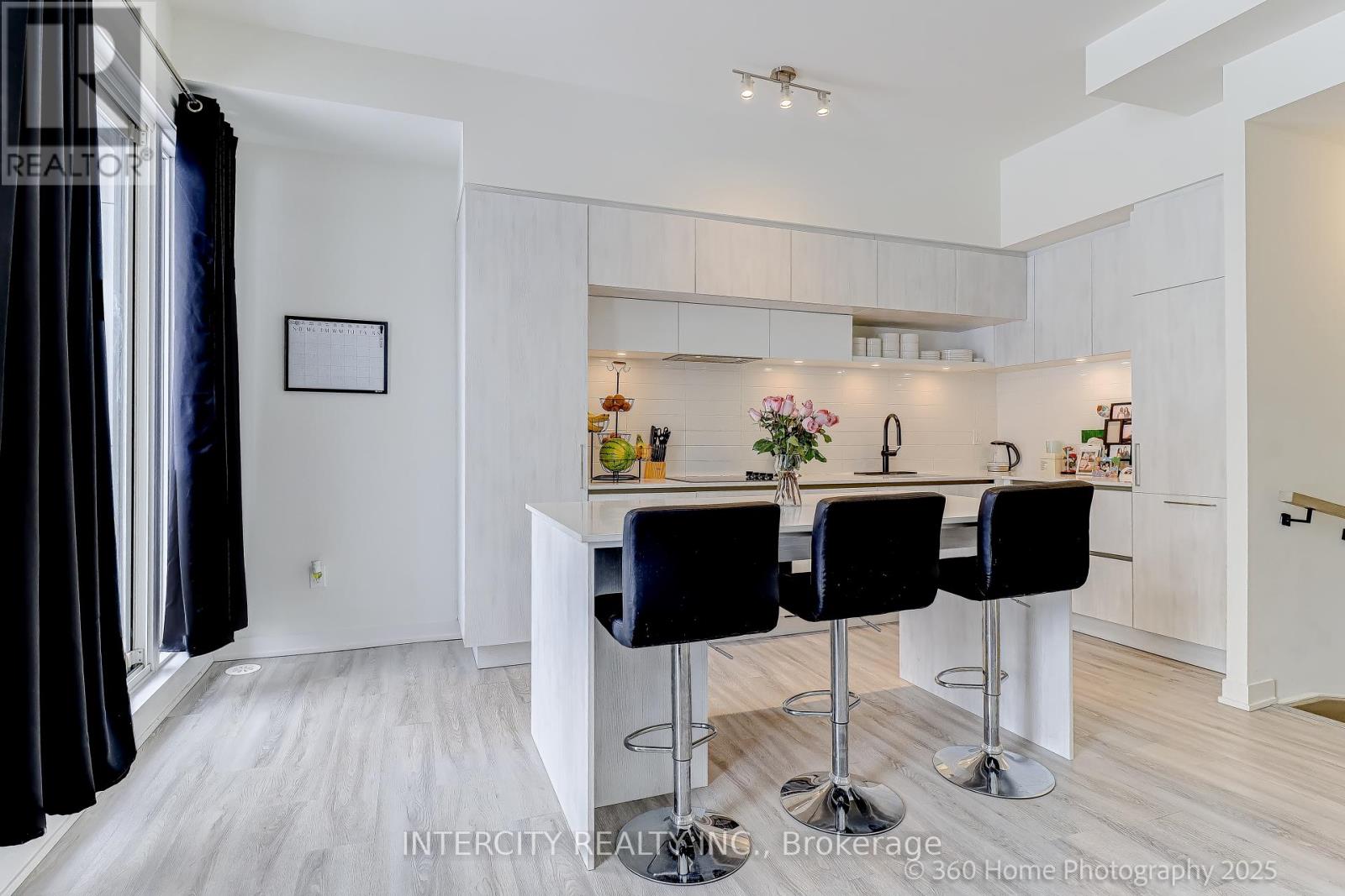 1504 - 11 David Eyer Road, Richmond Hill, Ontario  L4S 0N3 - Photo 3 - N12777446