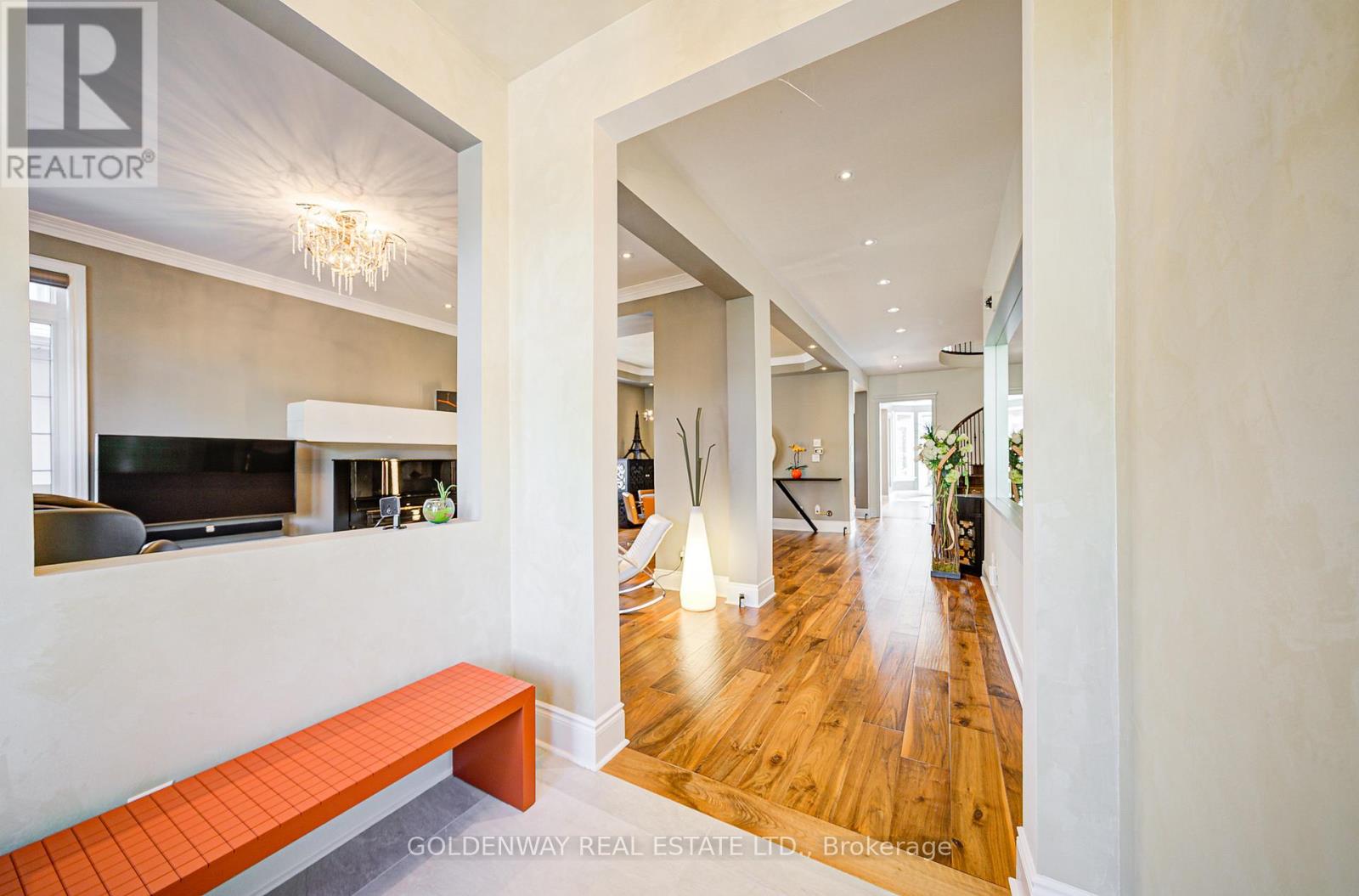 229 Hunterwood Chase, Vaughan, Ontario  L6A 4R2 - Photo 4 - N12886244