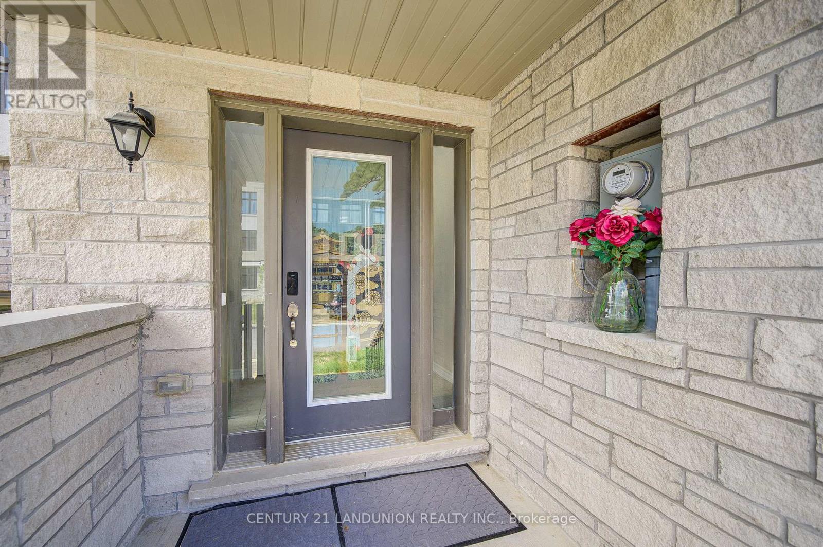 65 Puisaya Drive, Richmond Hill, Ontario  L4E 1L2 - Photo 2 - N12917056