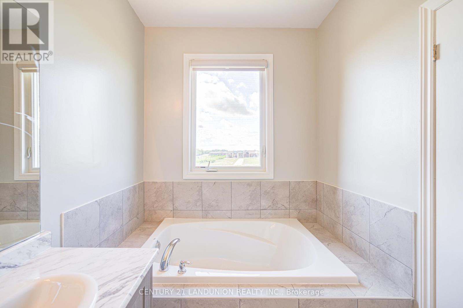 65 Puisaya Drive, Richmond Hill, Ontario  L4E 1L2 - Photo 20 - N12917056