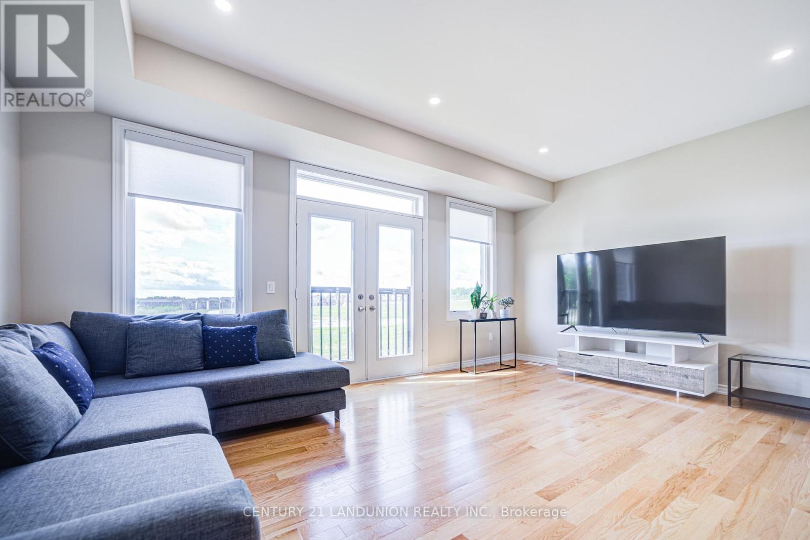 65 Puisaya Drive, Richmond Hill, Ontario  L4E 1L2 - Photo 4 - N12917056